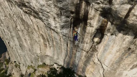 2025年春节档首日票房超18亿创纪录